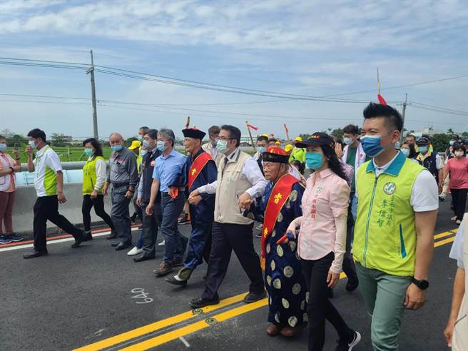 台南市长黄伟哲（右四）与居民欢喜一起步行改建完成桥梁，场面温馨热闹。（南市府提供／张毓翎台南传真）