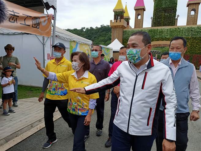 對於台北市警界接連發生傷害警譽事件，新北市長侯友宜表示，首長「有權就有責」， 該扛起責任的時候就要有承擔的勇氣。（胡健森攝）