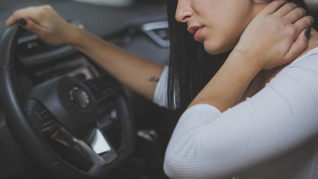 今（1）日上午7時新北市永和區一名輕熟女駕駛開名車奧迪前往中和找朋友，豈料沿途她突然恍神自撞路邊12台機車，所幸現場無人傷亡，目前警方已到場處理。（示意圖／Shutterstock）