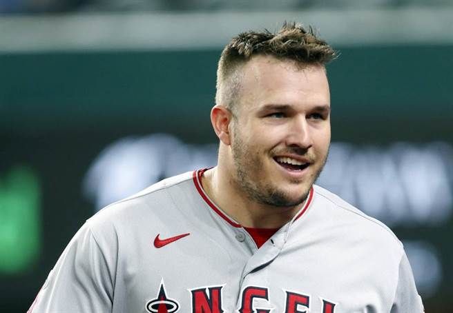 天使队卓奥特与球员卡公司Topps签下终身合约，每年可卖百万张卡。（美联社资料照）