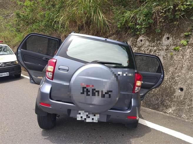 一辆休旅车今天中午在阿里山公路39.9k自撞山壁，车内3大3小受伤。（翻摄照片／张亦惠嘉县传真）
