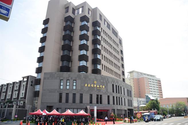 鹿港信用合作社管理大楼启用成新地标。（吴敏菁摄）