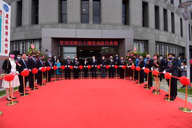 鹿港信用合作社管理大楼启用，嘉宾云集。（吴敏菁摄）