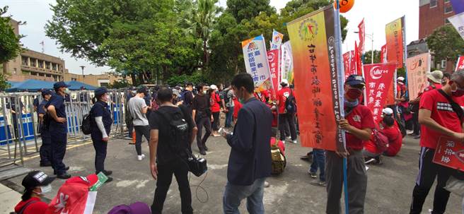 全教总今天参与五一游行，一度衝至行政院前静坐要求军公教调薪应该法制化。（林良齐摄）