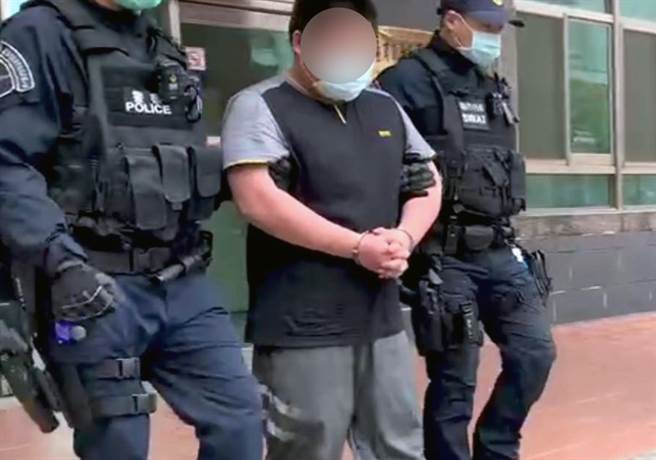 拥枪自重的犯嫌（中）被警方移送法办。（读者提供／洪荣志台南传真）