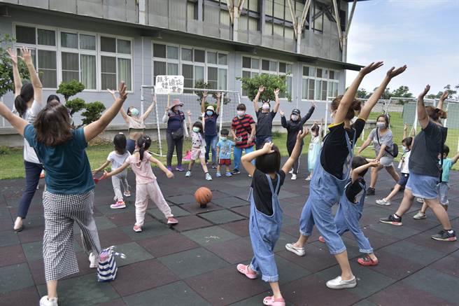 台東縣家庭教育中心1日在東海運動公園辦理「國際家庭日-愛在工作與家庭．親子好趣遊Chill」活動，共吸引400餘位親子參加。（台東縣家庭教育中心提供／蔡旻妤台東傳真）