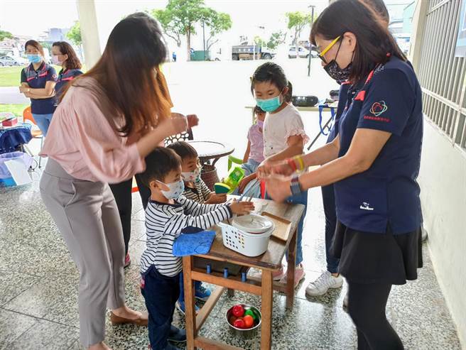 台東縣家庭教育中心1日在東海運動公園辦理「國際家庭日-愛在工作與家庭．親子好趣遊Chill」活動，共吸引400餘位親子參加。（台東縣家庭教育中心提供／蔡旻妤台東傳真）