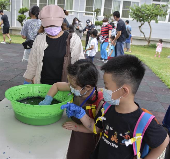 台東縣家庭教育中心1日在東海運動公園辦理「國際家庭日-愛在工作與家庭．親子好趣遊Chill」活動，共吸引400餘位親子參加。（台東縣家庭教育中心提供／蔡旻妤台東傳真）