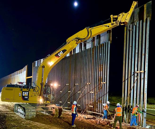 美國防部宣布，已停止支援美墨邊界圍牆計畫，相關資金將重新被用於美軍本身所需。（圖／DVIDS）