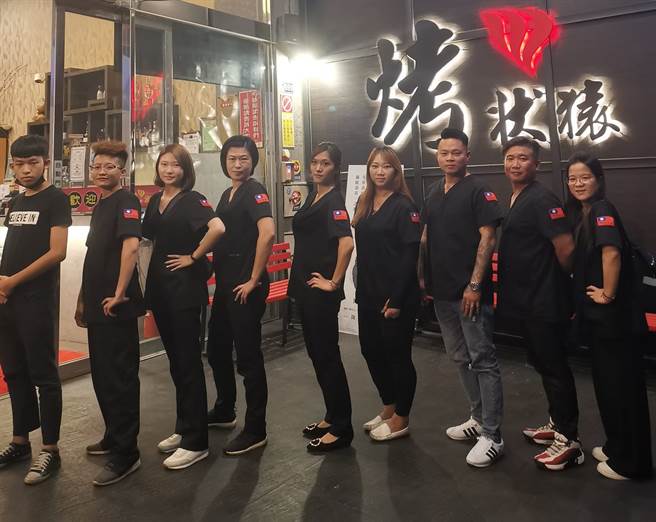 76行者团队30日去彰化一间烧烤店吃晚餐，意外遇上热心民眾与店家抢着帮忙结帐，团队也在脸书上致谢民眾的善意。（翻摄脸书「76行者遗体美容修復团队」）