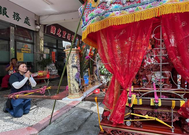 台中市国光里妈祖圣母会，昨展开「妈祖遶境祈福活动」，新任炉主是国光里陈雅惠（图左），连掷了7个圣筊，打败眾多对手，当上新炉主。（读者提供／张妍溱台中传真）