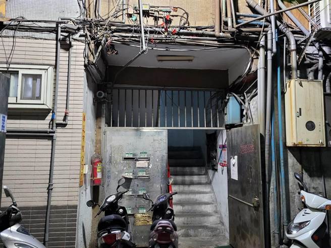 泰山男腿部遭砍20公分昏倒床上　兇手拍下血腥照請人報案（民眾提供／戴上容新北傳真）