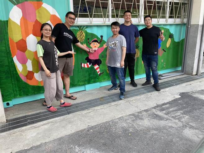 关庙青及五甲国小学童、南臺科技大学、嘉南药理大学学生，接力完成以「关庙三宝」为主题的货柜彩绘创作。（关庙青提供／曹婷婷台南传真）