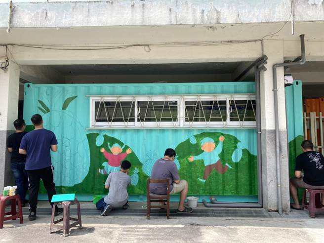 关庙青及五甲国小学童、南臺科技大学、嘉南药理大学学生，接力完成以「关庙三宝」为主题的货柜彩绘创作。（关庙青提供／曹婷婷台南传真）