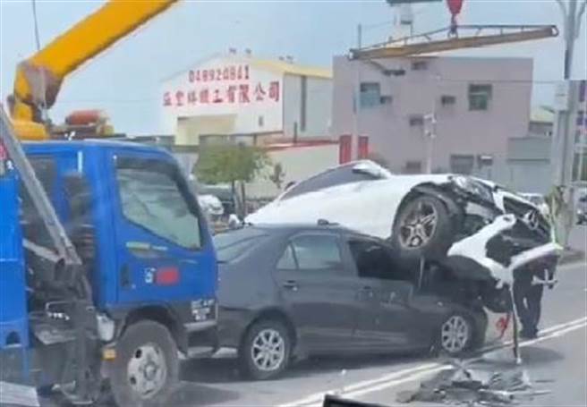 酒驾下北斗交流道衝分隔道，白色轿车骑上黑色轿车重压造成2人送伤。（彰化踢爆网提供／吴敏菁彰化传真）