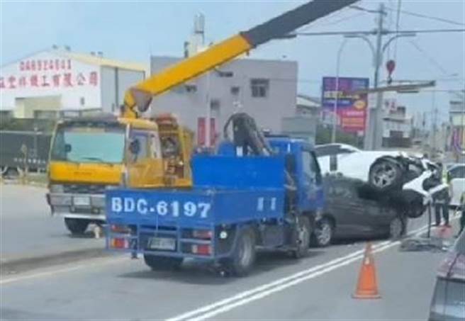 酒驾下北斗交流道衝分隔道，白色轿车骑上黑色轿车重压造成2人送伤。（彰化踢爆网提供／吴敏菁彰化传真）
