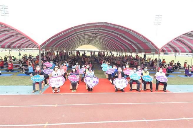 「运动ｉ台湾」，1日在彰化县立体育场办理启动，县长王惠美表示，今年订位女性运动年，将在彰化县26乡镇将举办超过3000场活动。（吴敏菁摄）