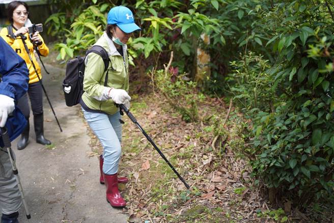 新北市動保處今辦理清山行動，掃除獸鋏與山豬吊。（新北市動保處提供）