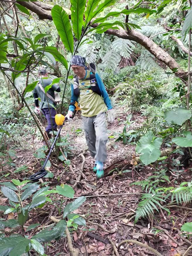 新北市動保處今辦理清山行動，掃除獸鋏與山豬吊。（新北市動保處提供）