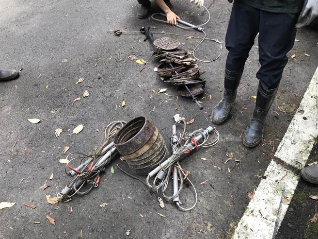 新北市動保處今辦理清山行動，掃除獸鋏與山豬吊。（新北市動保處提供）