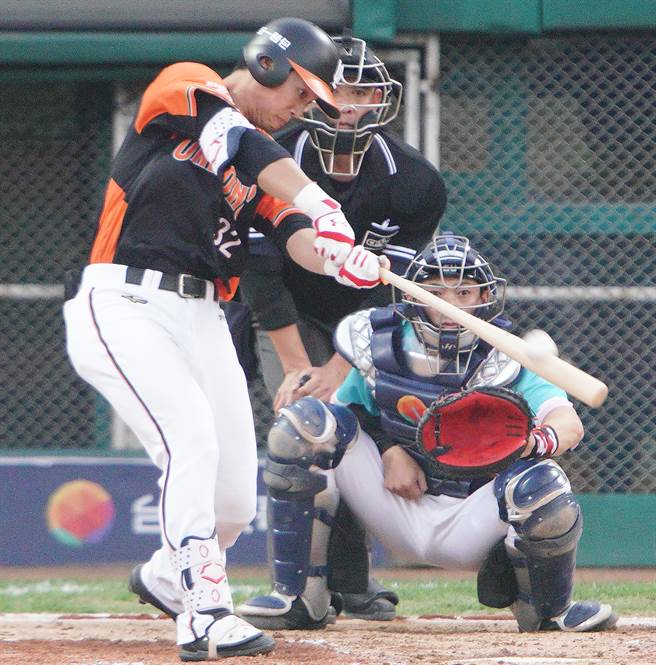 统一狮队苏智杰敲出生涯第3支满贯弹，也是他本季第1支从左投中开轰。（季志翔摄）