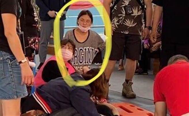 一位護理師衝上綠博舞台，協助對暈倒的女團員施予心肺復甦術，緊急救回女團員的性命。（蘭陽農業發展基金會提供／胡健森宜蘭傳真）