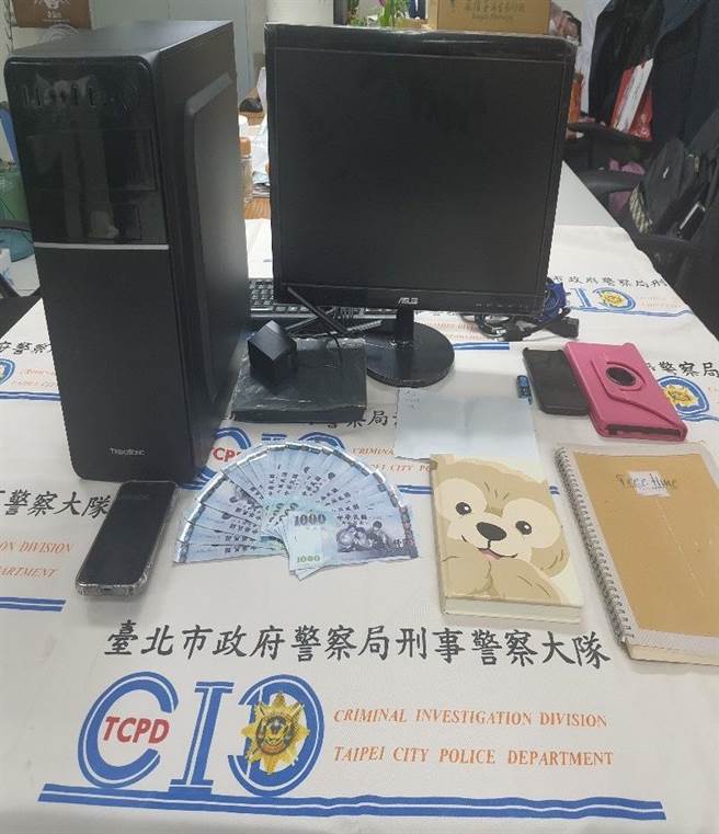 警方查扣电脑、帐册及现金等证物。（警方提供，文：陈鸿伟）
