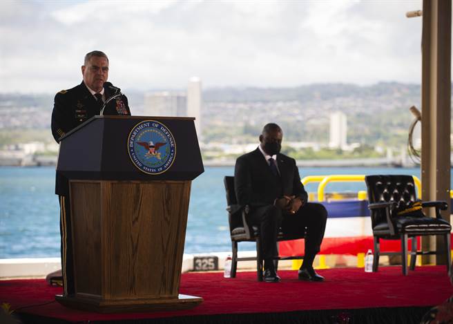 密利上将（如图）在夏威夷檀香山与南韩及日本参谋首长会面，强调美国将更大程度上把重心从中东转移到中国大陆。（图／DVIDS）