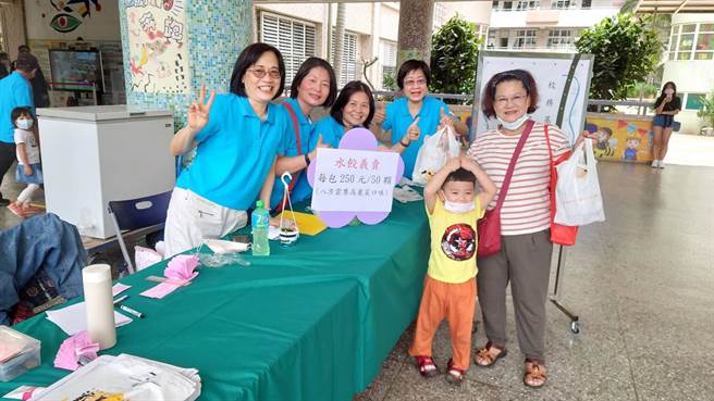 新北市丽园国小1日配合校庆暨社区运动会办理「金山财神送元宝『包』住家的幸福」感恩活动。（丽园国小提供）