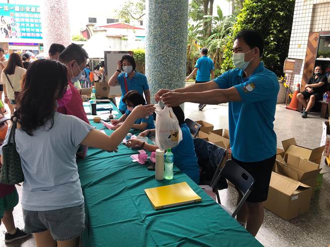 新北市丽园国小1日配合校庆暨社区运动会办理「金山财神送元宝『包』住家的幸福」感恩活动。（丽园国小提供）