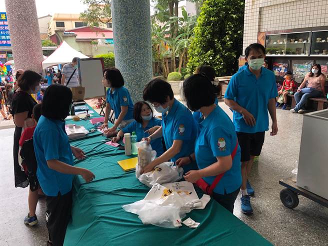 新北市丽园国小1日配合校庆暨社区运动会办理「金山财神送元宝『包』住家的幸福」感恩活动。（丽园国小提供）