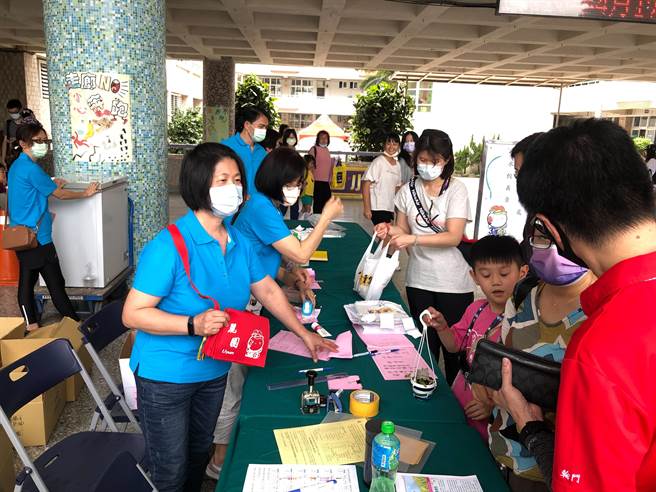 新北市丽园国小1日配合校庆暨社区运动会办理「金山财神送元宝『包』住家的幸福」感恩活动。（丽园国小提供）