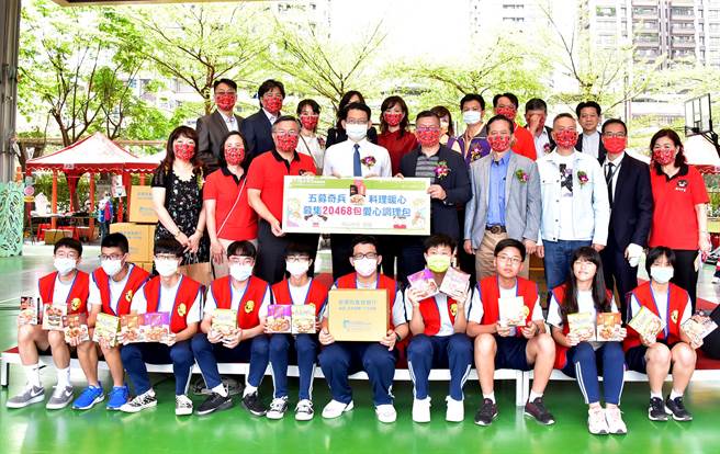 新北市南山中学与安得烈慈善协会合作，师生与家长们一起募集资源帮助弱势。（南山中学提供）