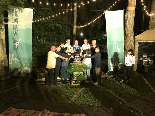 2021南投萤火虫季活动，1日晚间登场的「溪头萤光派对」，吸引很多游客参与。（南投县政府提供／卢金足南投传真）