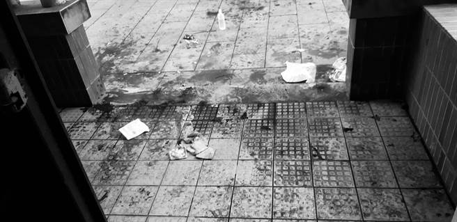 金門今天凌晨發生1起持刀行凶，造成4人輕重傷送醫案件，現場血跡斑斑，讓人怵目驚心。（民眾提供）