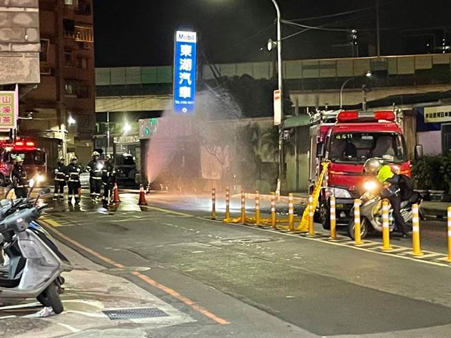 汐止康寧街今晚发生瓦斯外泄，消防到场洒水待命。（民眾提供）