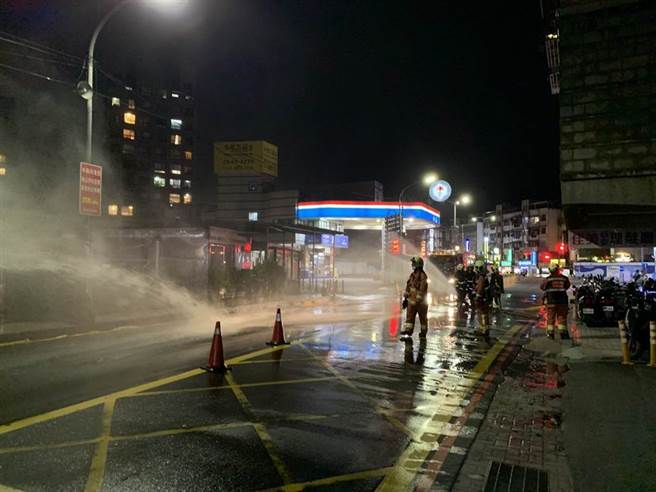 1日晚间汐止康寧街瓦斯外泄，消防到场洒水待命。（新北市消防局提供／王扬杰新北传真）
