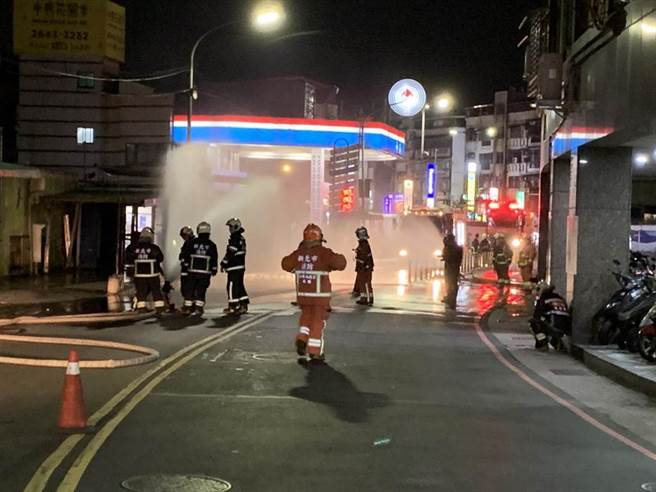 1日晚间汐止康寧街瓦斯外泄，消防到场洒水待命。（新北市消防局提供／王扬杰新北传真）
