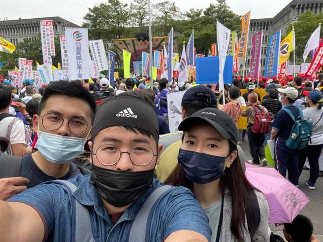 国民党青年部主任陈冠安今天邀集青年部伙伴一起上凯道参加五一大游行。（摘自陈冠安脸书）