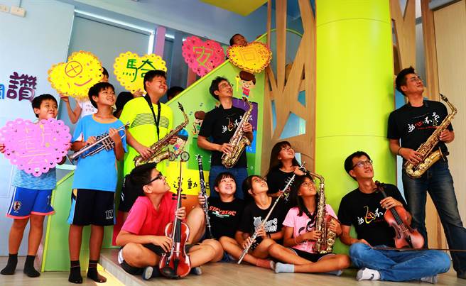 同安国小以生锈、二手乐器击败劲敌后，原订3月代表屏东参加全国学生音乐比赛，不料因「部桃危机」失去首次出赛机会，但校方不让孩子失望，将结合母亲节扩大举办音乐会。（谢佳潾摄）