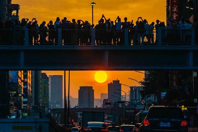 五一連假，天氣穩定偏暖。圖為不少民眾前往北市忠孝西路人行天橋上爭睹懸日風采。(郭吉銓攝)