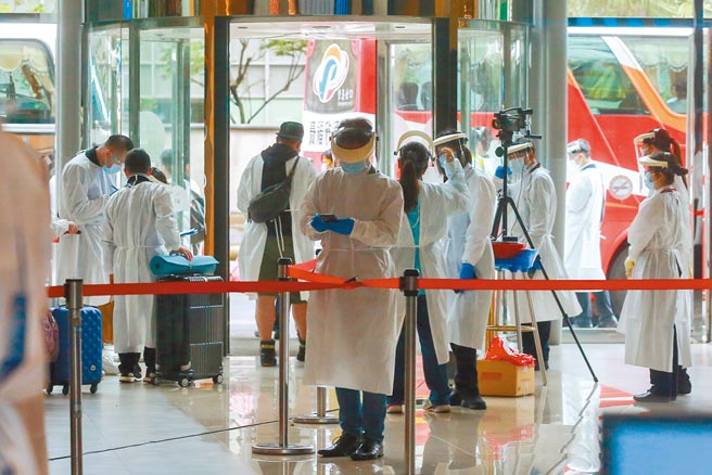 诺富特饭店环境採验初步结果出炉，公共区域46件检体都是阴性。图为饭店前天全面清空，安排住客搭乘游览车到集中检疫所。（本报资料照片）