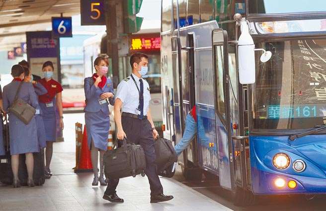 華航機師染疫風暴持續延燒，圖為一群機組員昨日結束飛行任務後，準備搭車離開桃園機場。（范揚光攝）