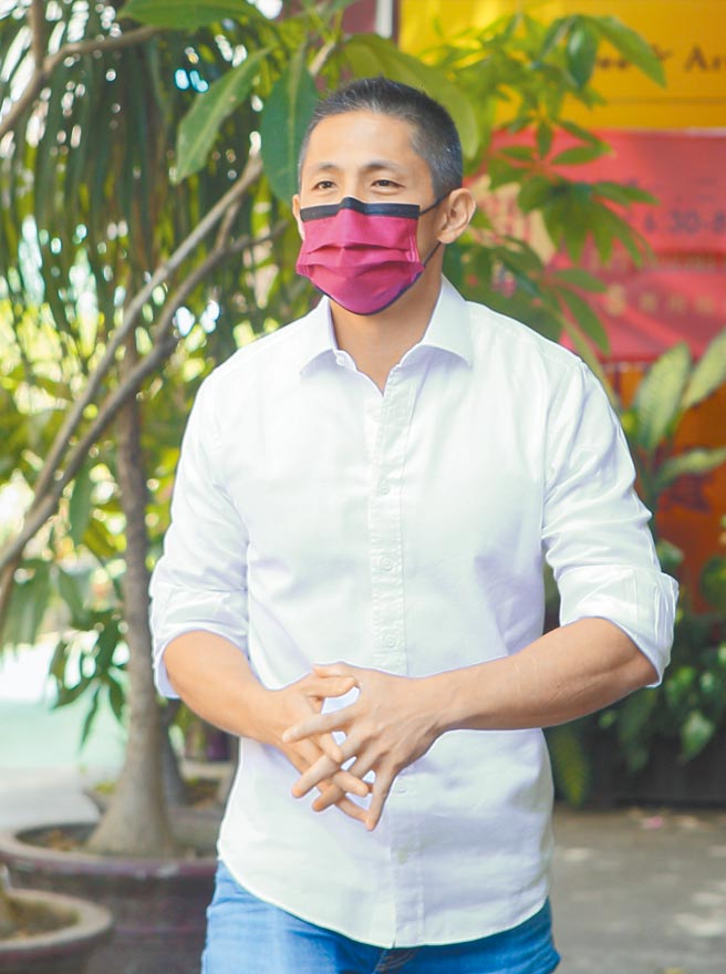 上次民进党市党部主委选举由「绿色友谊派」的前立委薛凌、「英系」的前市议员王孝维对垒，最后因相互攻讦停选，最后让「小英男孩」吴怡农拿下主委一职，这次赵介佑案被外界视为两大派系角力的延长赛。图为吴怡农。（本报资料照片）