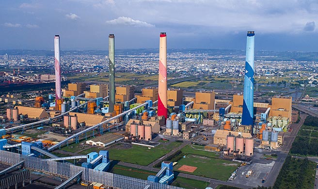 蔡總統前天在臉書表示，她任內中火用煤量減幅超過600萬噸，是歷任總統最多；遭國民黨兵分多路舉數據圍剿，批蔡政府燒碳量不減反增，蔡總統自稱「中火減碳王」，其實是「燃煤狂人」等等。（台中市政府提供）