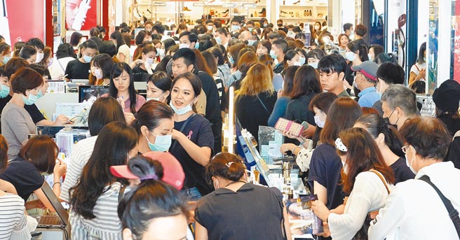 主计总处预估第1季GDP为8.16%，较上次预测的6.2%，大幅增加1.96个百分点。图为百货公司周年庆。（本报资料照片）