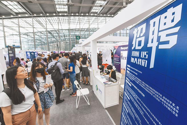 劳动部要求人力银行下架刊登赴大陆就业职缺，人力资源业界人士批评此禁令「外行」又「愚蠢」，效果不大。（新华社）