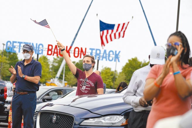 美国务卿布林肯证实，下周将访问乌克兰。有了美国支持，增加了乌克兰的谈判筹码，图为美国民眾。（美联社）