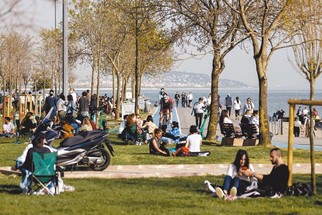 土耳其疫情全球第六惨，4月29日晚间7时起开始疫情爆发以来首次全国大封锁，将持续至5月17日。封锁期间因碰上5月13日的「开斋节」，大批民眾赶在封城前採买、商家被挤得水泄不通，伊斯坦堡等大城市也爆逃离潮。（路透）