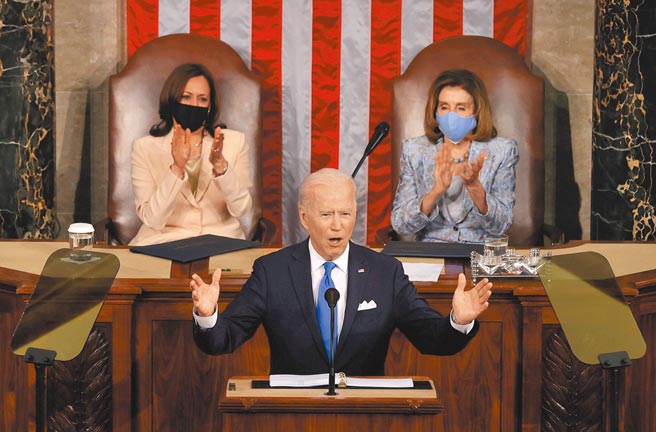 美國總統拜登28日晚發表首場國會演說，公布1.8兆美元「美國家庭計畫」。（路透）